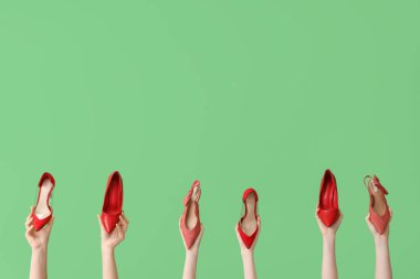 Yeşil arka planda kırmızı topuklu kadınlar