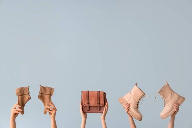 Şık botları ve parlak arka planı olan kadınlar.