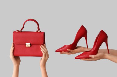 Kırmızı topuklu ve çantalı kadınlar