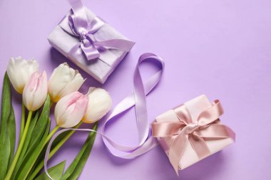 Kurdele, çiçek ve mor arka planda hediye kutularından oluşan 8 figürlü kompozisyon. Uluslararası Kadınlar Günü kutlamaları