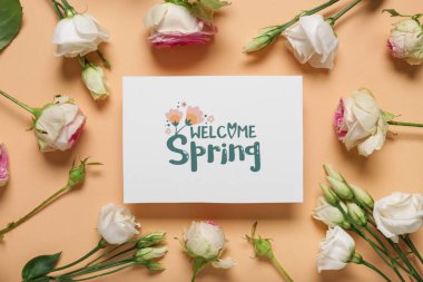 Mesajlı tebrik kartı İlkbahara hoş geldin, güzel güller ve turuncu arka planda östoma çiçekleri