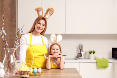 Paskalya Günü 'nde annesinin yanında küçük tatlı bir kız.