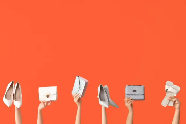 Mujeres Con Zapatos Bolsos Elegantes Sobre Fondo Naranja —  Fotos de Stock