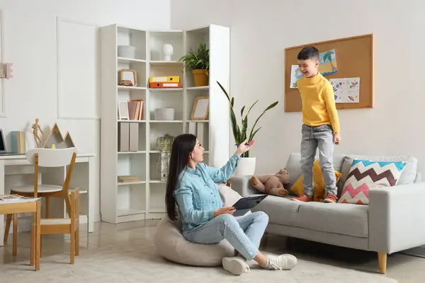 Ofiste çığlık atan küçük çocukla çalışan kadın psikolog.