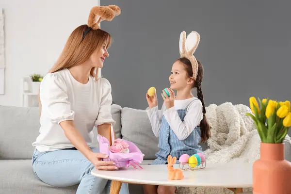 Aranyos Kislány Húsvéti Tojással Anyja Nyuszifül Otthon — Stock Fotó