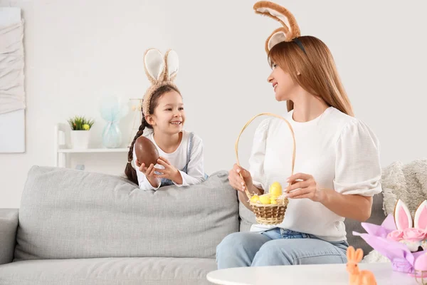 Aranyos Kislány Nyuszifül Csokoládé Húsvéti Tojás Anyja Otthon — Stock Fotó
