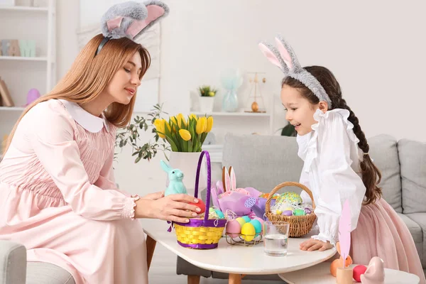 Aranyos Kislány Anyja Nyuszifül Húsvéti Kosarak Asztalon Otthon — Stock Fotó