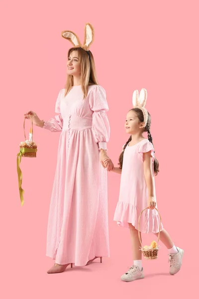可爱的小女孩 戴着兔子耳朵的妈妈 戴着粉色背景的复活节彩蛋 — 图库照片