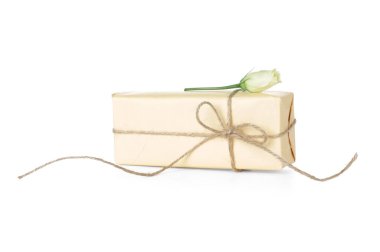 Beyaz arka planda izole edilmiş gül çiçekli hediye kutusu. Uluslararası Kadınlar Günü