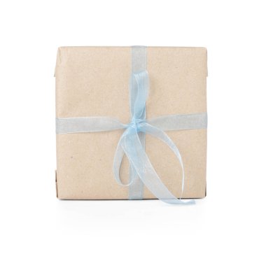 Beyaz arka planda mavi fiyonklu hediye kutusu. Uluslararası Kadınlar Günü