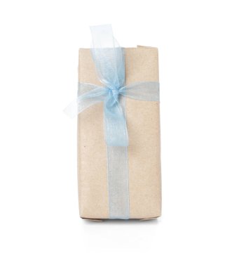 Beyaz arka planda mavi fiyonklu hediye kutusu. Uluslararası Kadınlar Günü