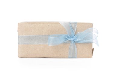 Beyaz arka planda mavi fiyonklu hediye kutusu. Uluslararası Kadınlar Günü