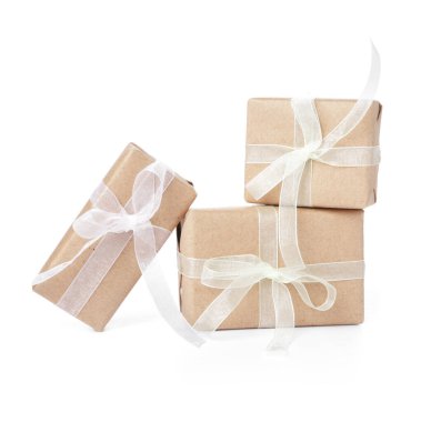 Beyaz arka planda hediye kutuları. Uluslararası Kadınlar Günü