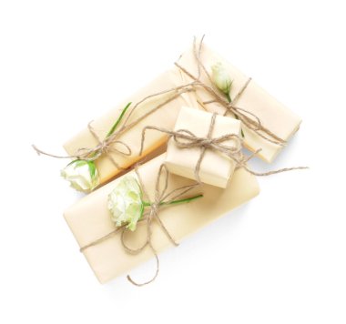 Beyaz arka planda güzel güller olan hediye kutuları. Uluslararası Kadınlar Günü