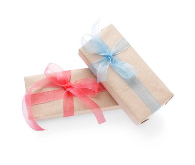 Beyaz arka planda hediye kutuları. Uluslararası Kadınlar Günü