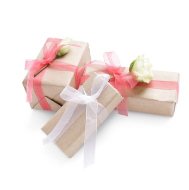 Beyaz arka planda güzel güller olan hediye kutuları. Uluslararası Kadınlar Günü