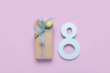 Şekil 8 kağıt ve hediye kutusundan yapılmış. Arkaplanda güzel beyaz bir gül var. Uluslararası Kadınlar Günü