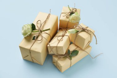 Mavi arka planda güzel beyaz güller olan hediye kutuları. Uluslararası Kadınlar Günü