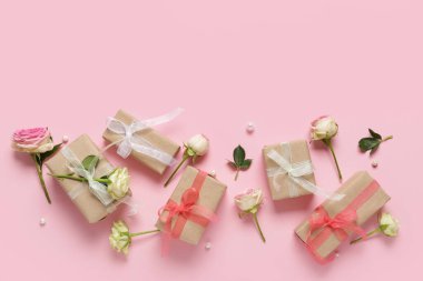 Pembe arka planda güzel güller olan hediye kutuları. Uluslararası Kadınlar Günü