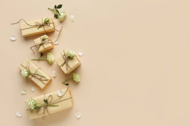 İçinde güzel beyaz güller ve bej arka planda taç yaprakları olan hediye kutuları. Uluslararası Kadınlar Günü