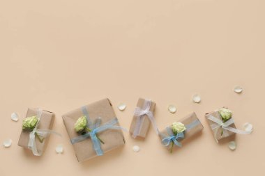 İçinde güzel beyaz güller ve bej arka planda taç yaprakları olan hediye kutuları. Uluslararası Kadınlar Günü