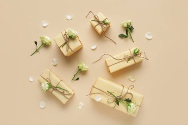 İçinde güzel beyaz güller ve bej arka planda taç yaprakları olan hediye kutuları. Uluslararası Kadınlar Günü