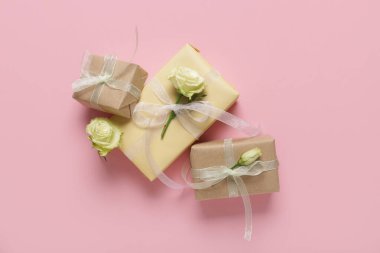 Pembe arka planda güzel beyaz güller olan hediye kutuları. Uluslararası Kadınlar Günü