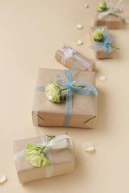 İçinde güzel beyaz güller ve bej arka planda taç yaprakları olan hediye kutuları. Uluslararası Kadınlar Günü