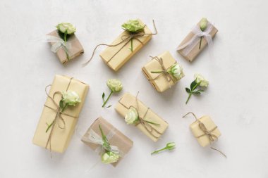 Beyaz arka planda güzel güller olan bir sürü hediye kutusu. Uluslararası Kadınlar Günü