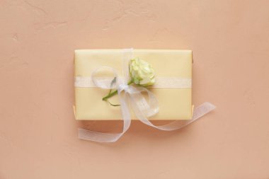 Kahverengi arka planda güzel beyaz gül olan hediye kutusu. Uluslararası Kadınlar Günü