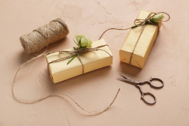 Kahverengi arka planda güzel beyaz güller olan hediye kutuları. Uluslararası Kadınlar Günü