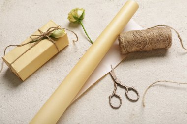 İçinde güzel güller ve beyaz arka planda ambalaj kağıtları olan hediye kutusu. Uluslararası Kadınlar Günü