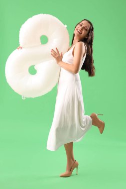 Yeşil arka planda balon şeklinde 8 figürlü güzel bir kadın. Uluslararası Kadınlar Günü