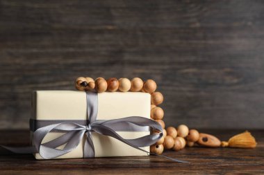 Tahta masada Ramazan için dua boncukları olan bir hediye kutusu.