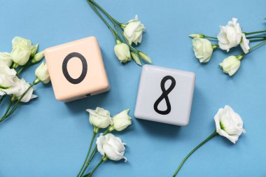 Küp takvimi, tarih 08 ve mavi arka planda güzel Eustoma çiçekleri. Uluslararası Kadınlar Günü