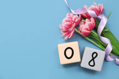 Küp takvimi, tarih 08 ve mavi arka planda güzel laleler. Uluslararası Kadınlar Günü