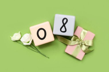 Küp takvimi, tarih 08, güzel Eustoma çiçekleri ve yeşil arka planda hediye kutusu. Uluslararası Kadınlar Günü