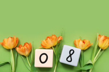 Küp takvimi, tarih 08 ve yeşil arka planda güzel turuncu laleler. Uluslararası Kadınlar Günü