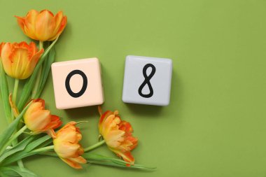 Küp takvimi, tarih 08 ve yeşil arka planda güzel turuncu laleler. Uluslararası Kadınlar Günü