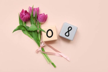 Küp takvimi, tarih 08 ve pembe arka planda güzel mor laleler. Uluslararası Kadınlar Günü