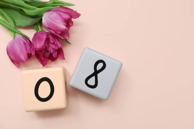 Küp takvimi, tarih 08 ve pembe arka planda güzel mor laleler. Uluslararası Kadınlar Günü