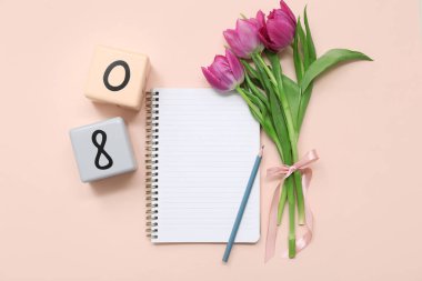 Küp takvimi, tarih 08, güzel mor laleler ve pembe arka planda bir defter. Uluslararası Kadınlar Günü