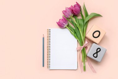 Küp takvimi, tarih 08, güzel mor laleler ve pembe arka planda bir defter. Uluslararası Kadınlar Günü