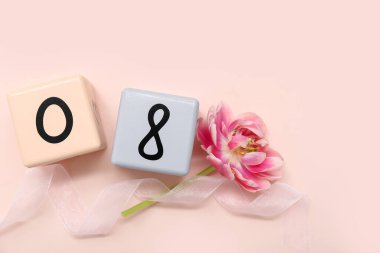 Küp takvimi, tarih 08 ve pembe arka planda güzel bir lale. Uluslararası Kadınlar Günü