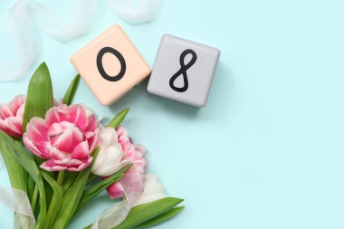 Küp takvimi, tarih 08 ve mavi arka planda güzel laleler. Uluslararası Kadınlar Günü