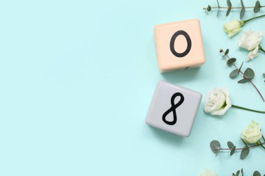 Küp takvimi, tarih 08, güzel Eustoma çiçekleri ve mavi arka planda okaliptüs. Uluslararası Kadınlar Günü