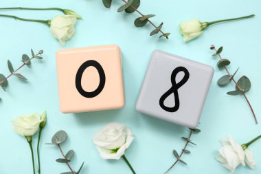 Küp takvimi, tarih 08, güzel Eustoma çiçekleri ve mavi arka planda okaliptüs. Uluslararası Kadınlar Günü