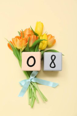 Küp takvimi, tarih 08 ve sarı arka planda bir buket güzel lale. Uluslararası Kadınlar Günü