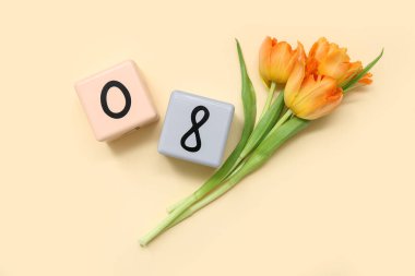 Küp takvimi, tarih 08 ve sarı arka planda güzel laleler. Uluslararası Kadınlar Günü