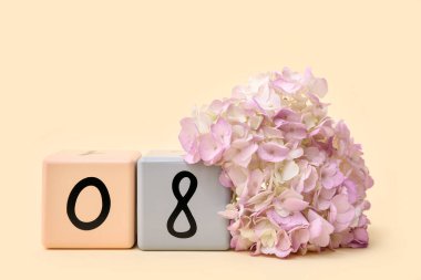Küp takvimi, tarih 08 ve sarı arka planda güzel ortanca çiçekleri. Uluslararası Kadınlar Günü